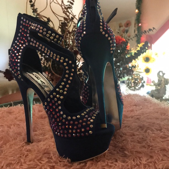 Studded heel - Picture 2 of 2